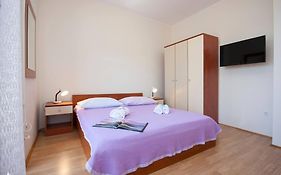 Family Apartments & Rooms Mikelin